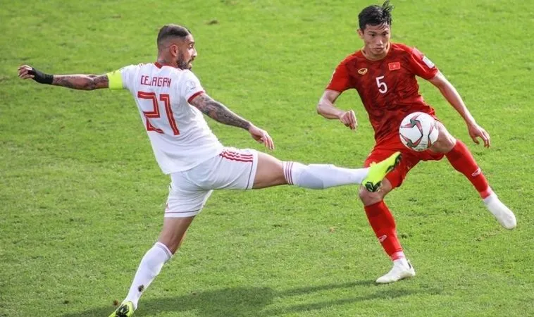 Kỹ Thuật Kèm Người Trong Bóng Đá 5 Người: Chiến Lược Hay 1 kỹ thuật kèm người trong bóng đá