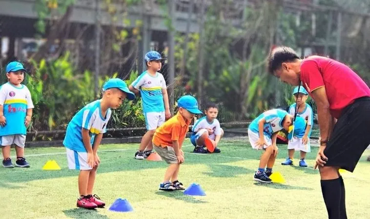 Giáo Trình Dạy Kỹ Thuật Bóng Đá Cho Trẻ Em: Phương Pháp 1 giáo trình dạy kỹ thuật bóng đá cho trẻ em
